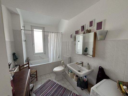 Tageslichtbad mit Wanne im Obergeschoss