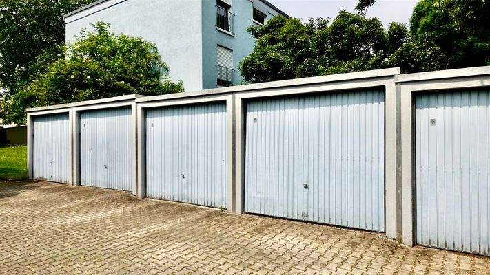 Einzelgarage 2. von links