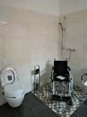 Bad, ebenerdige Dusche.webp