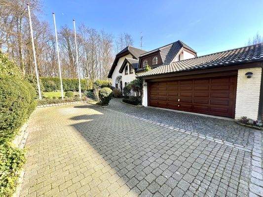 Außenansicht mit Doppelgarage