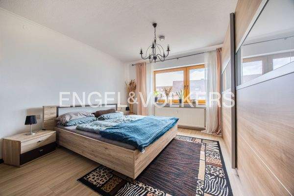 Schlafzimmer im Erdgeschoss mit hellem Laminatboden aus 2022