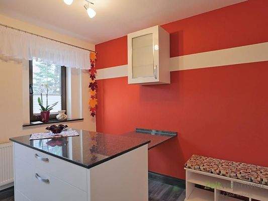 Arbeitsplatte und Esstisch