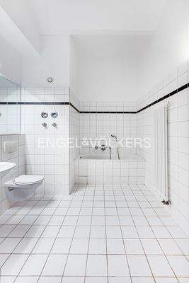 Bad mit Wanne und Dusche