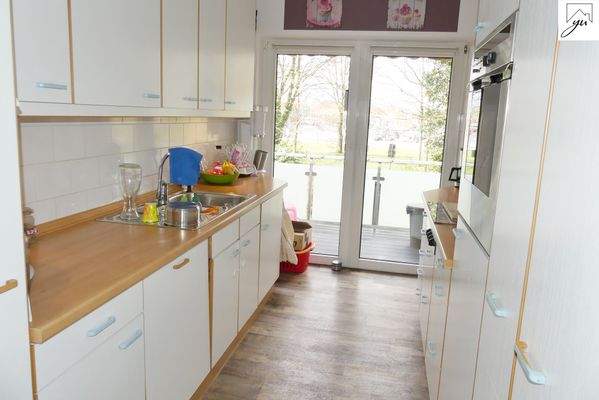 Küche mit Einbauküche