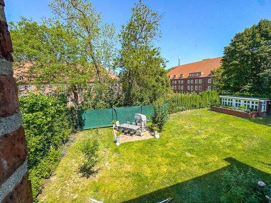 Das großzügige Grundstück von oben