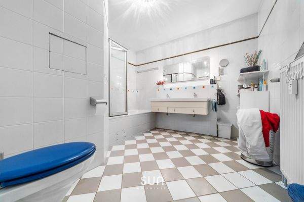 GERÄUMIGES BADEZIMMER