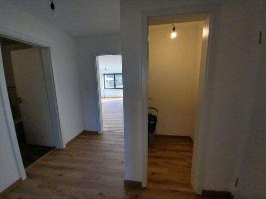 Diele und Blick in kleine Kammer und Wohnzimmer