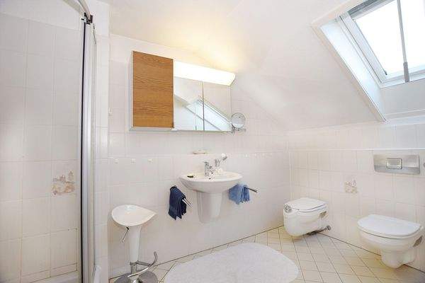 Das helle Bad bietet Dusche, Waschtisch, WC und Bidet.