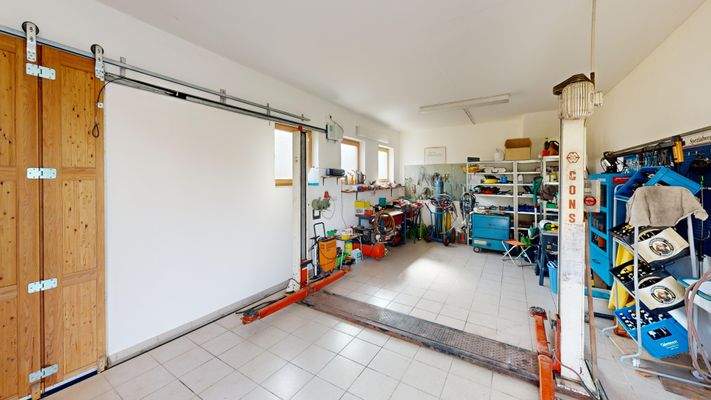 große Garage mit Hebebühne