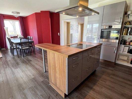 Kochinsel und Essbereich