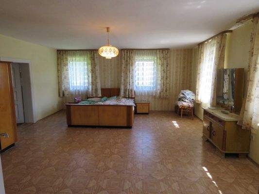 großes, helles Schlafzimmer   