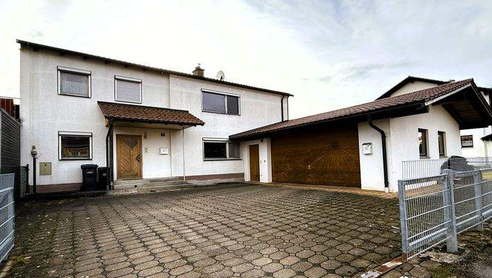 Hausansicht Eingang und Garage