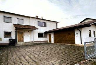 Hausansicht Eingang und Garage