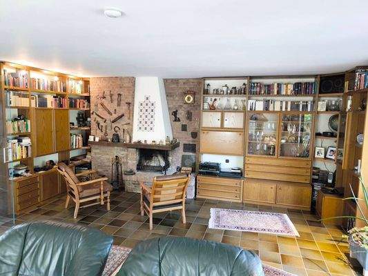 mit gemütlicher Kaminecke