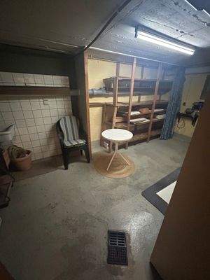 Großer Kellerraum mit Regalen