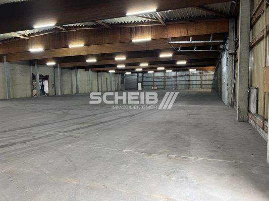 Halle mit Holzleimbindern