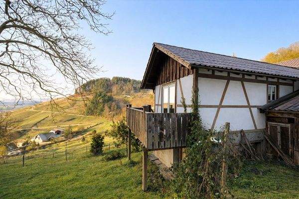 Schöne Lage über dem Tal