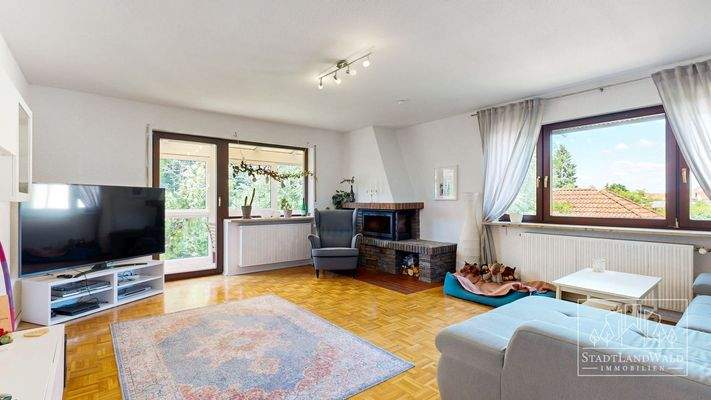 OG - Wohnzimmer mit Holzofen und Wintergartenbalkon