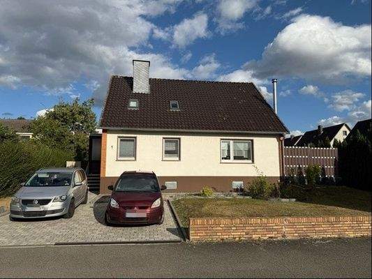 Vorderansicht mit Stellplätzen