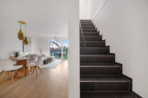 Wohn_Esszimmer mit Treppenaufgang