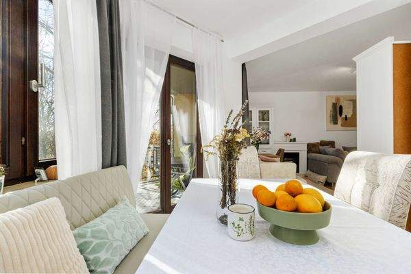 Essbereich mit Balkonzugang