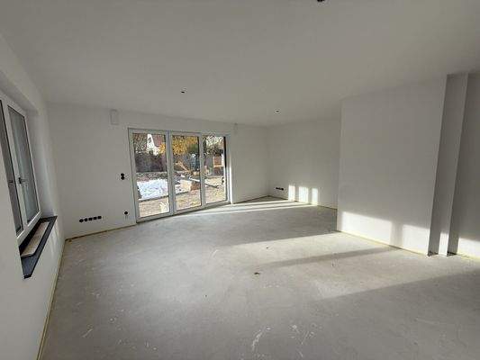 lichtreiches Wohnzimmer mit 28 m2