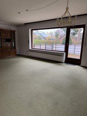 Große Fensterfront im Wohnzimmer