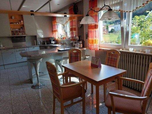 Einbauküche mit Essgelegenheit 