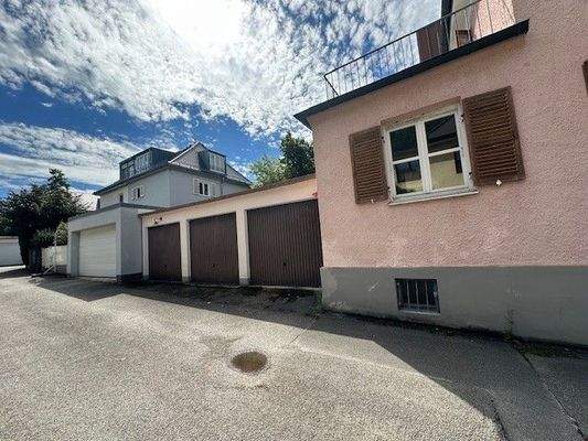 Hausansicht mit Garagen