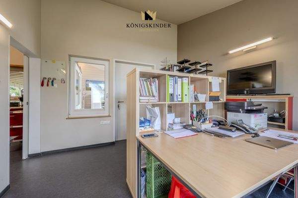 Individuell gestaltbarer Arbeitsbereich – ideal für Organisation, Empfang oder Therapiegespräche.