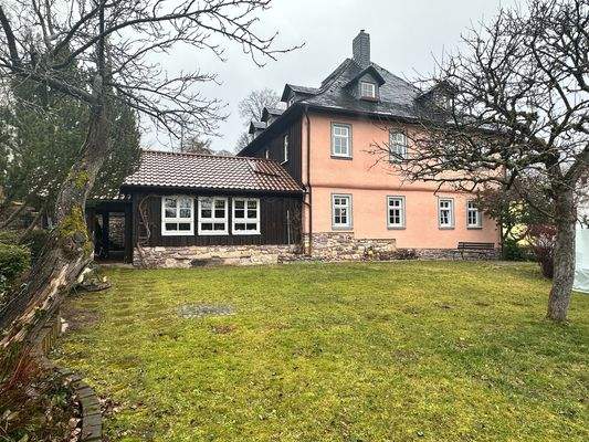 Garten mit Hausansicht