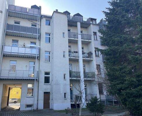 Hofseite mit großen Balkonen