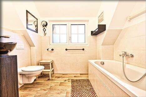 Badezimmer mit Wanne.jpeg