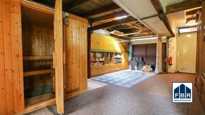 Garage und Nebenräume mit Sauna