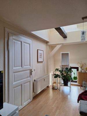 Helles Wohnzimmer mit Pflanzen