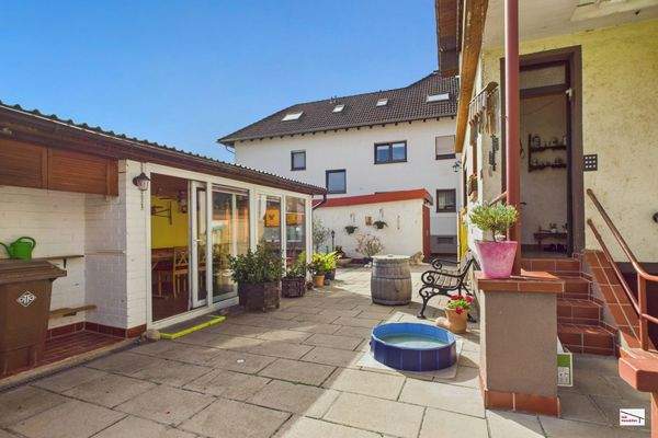 Innenhof und beheizter Wintergarten