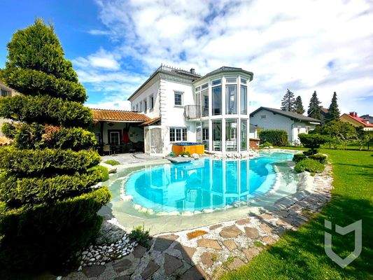 Außenansicht mit Pool