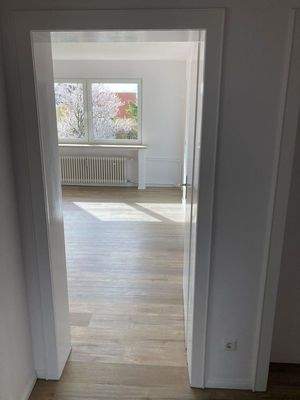 Flur Blick ins Wohnzimmer