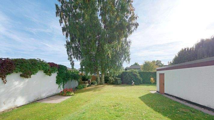 EG - Blick von Terrasse in den Garten 