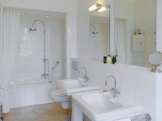 Weiteres Schlafzimmer im EG mit Bad en Suite im EG