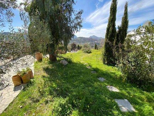 2 komplett ausgestattete Steinvillen mit schönen Gärten und 3 zusätzlichen Baurechten