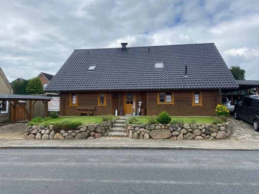 Blick von der Straße auf das Haus 