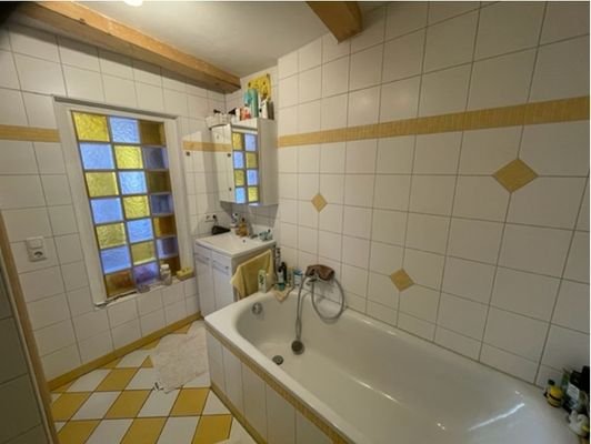 Bad mit Wanne, Waschbecken und Toilette 