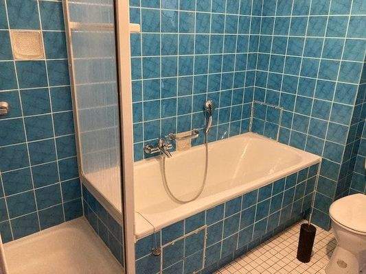 Bad mit Dusche und Badewanne