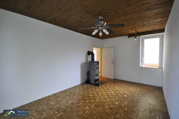 KIRCHBICHL - Eigentumswohnung - Wohnzimmer mit Ofen