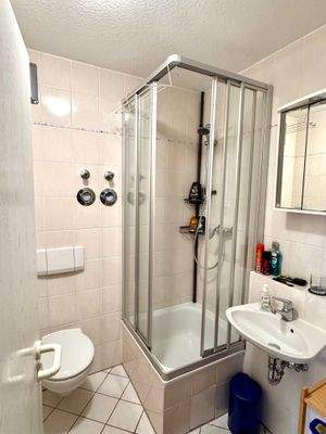 Badezimmer mit Dusche