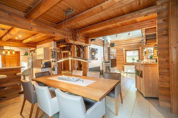 Urig und gemütlich zeigt sich der Essbereich