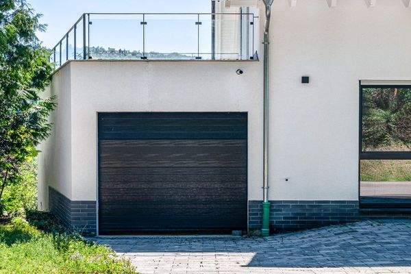 Garage mit elektrischem Rolltor