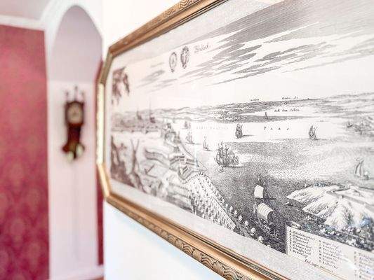 Historische Landkarte als Blickfang im Wohnzimmer