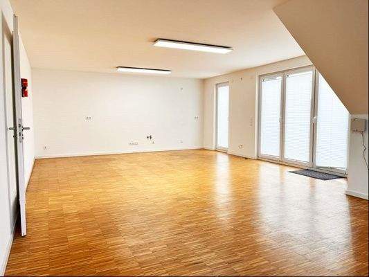 Wohn-/Esszimmer im Dachgeschoss mit Balkon